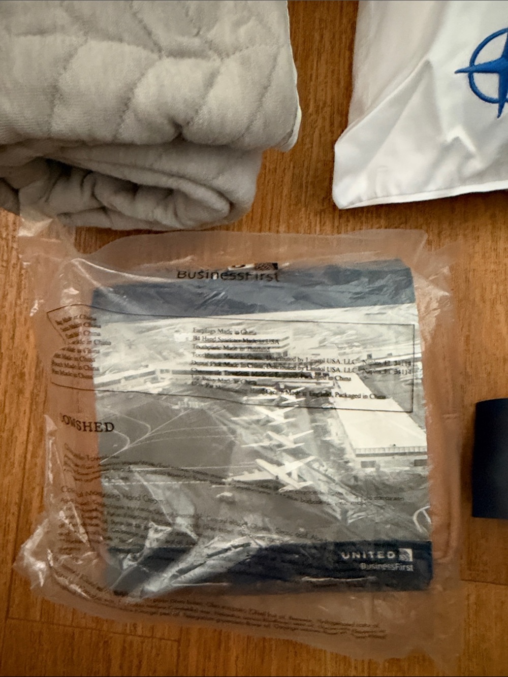 UNITED AIRLINES SAKS FIFTH AVENUE BLANKET MEMORY FOAM PILLOW 100 YEARS COWSHED X - Picture 6 of 10